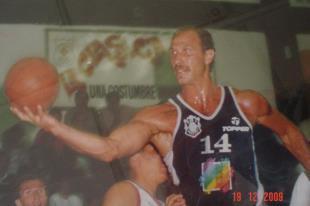 �A base de equipo y a la ayuda de Zeravica�