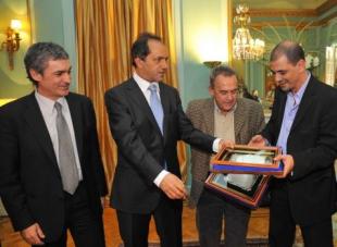 Pe�arol fue agasajado por el gobernador Scioli