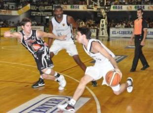 No est� muerto quien pelea