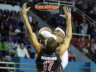 Mientras toma vuelo hunde a su cl�sico rival