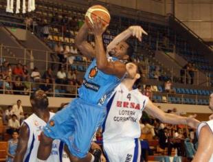 La Uni�n derrot� a Regatas y se acerca a cuartos