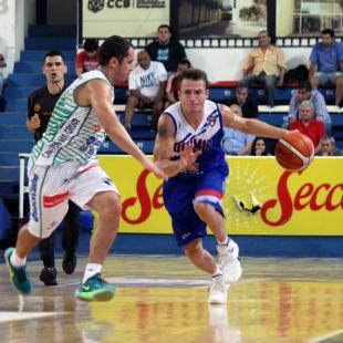 Quimsa con lo justo super� a Atenas