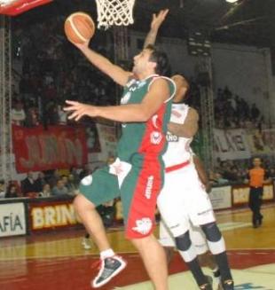 El santo peg� primero