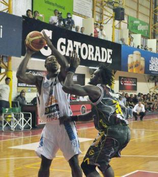 Le embruj� la casa