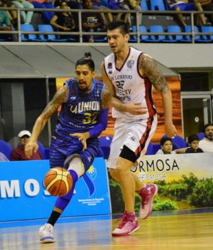 El cicl�n le mostr� los ca�ones en el complemento