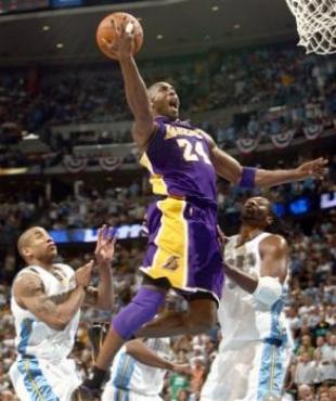 Los Lakers se adue�aron de Denver y est�n 2-1