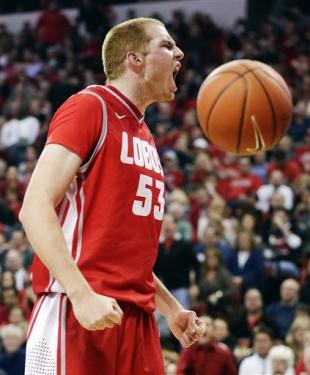 Cleveland contrat� a Alex Kirk y Portland a Diante Garrett