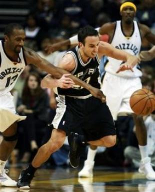 Manu les pas� la escoba