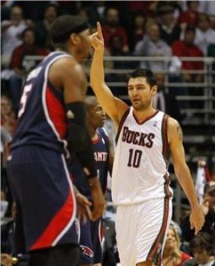 Milwaukee empat� la serie de la mano de Delfino