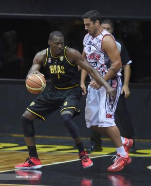 Lo demoli� desde el interior