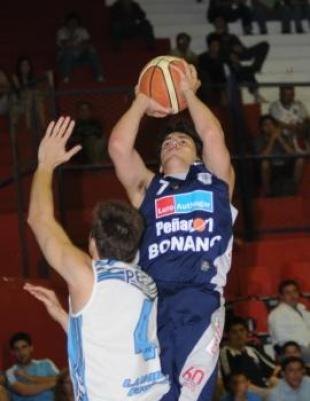 La vitrina de Pe�arol recibe la Copa que falta