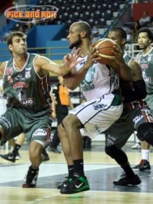 Ol�mpico complet� su plantel con Cedric McGowan