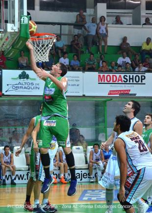 Estudiantes festej� en su regreso a casa