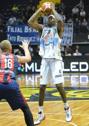 Pe�arol aprovech� el mal de ausencias