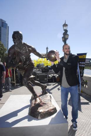 Con Manu Gin�bili se present� el Paseo de la Gloria en Costanera Sur