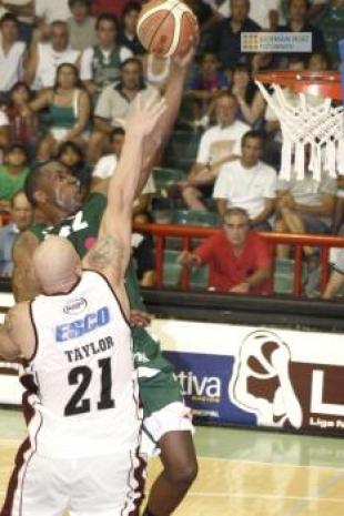 Atenas super� a Lan�s y se subi� a la cima