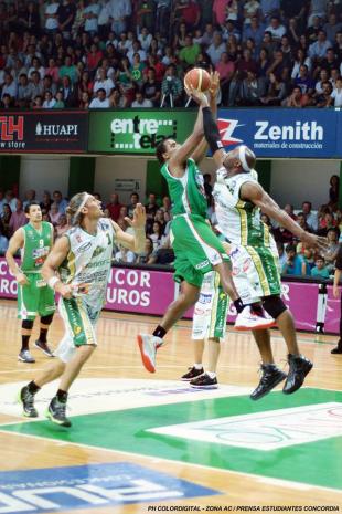Estudiantes vs Atenas suspendido por la humedad en el rect�ngulo de juego