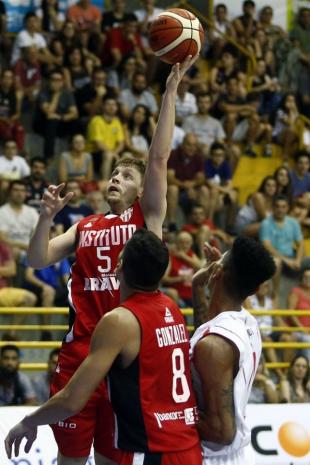 Whelan: �Hay que jugar por debajo de los 80 puntos�