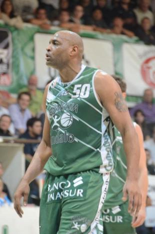 Gimnasia logr� la renovaci�n de Sam Clancy