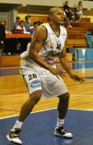Libertad cort� Turner y contrat� Bucknor