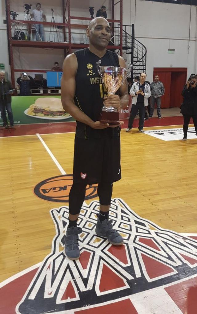 Instituto gan� y es campe�n del S�per 8 de b�squet solidario