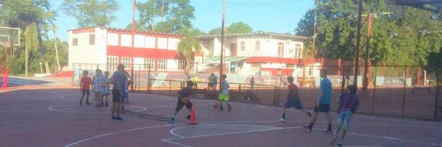 Regatas de Resistencia dio inicio al programa "B�squet en Ingles""