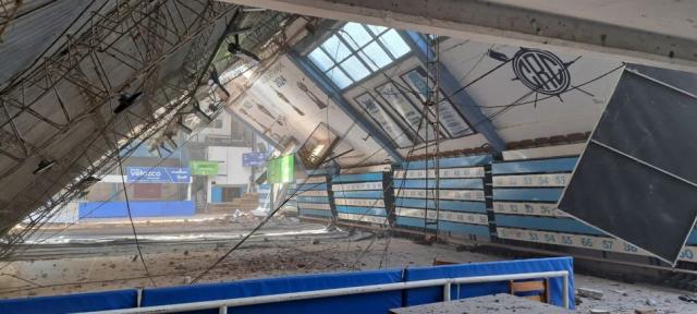 Impactante: Se cay� el techo del estadio de Regatas