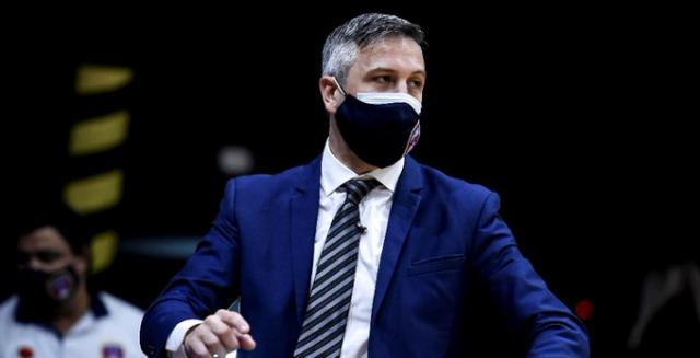 Contin�a al frente