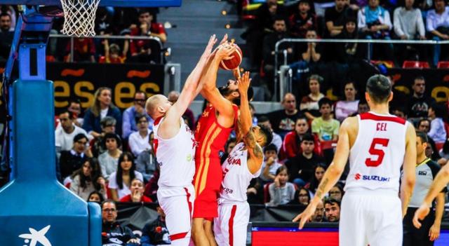 Espa�a recibi� una goleada e Italia lidera en su grupo