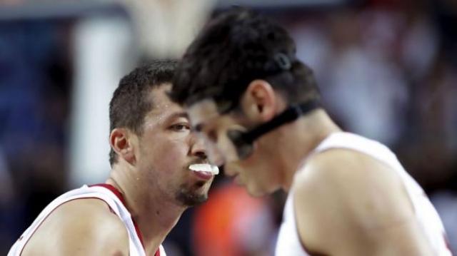 Turqu�a barre a Francia y mete medio