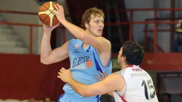 Atenas contrat� a Juli�n Aprea