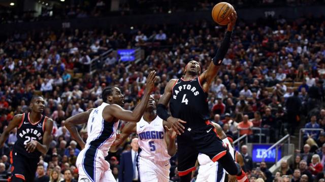 Raptors y Bucks ganaron y meten presi�n