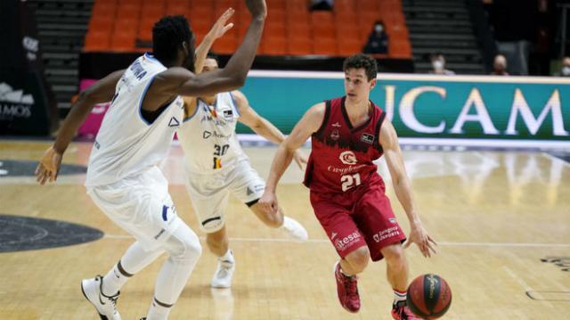 Nada por aqu�, nada por all�