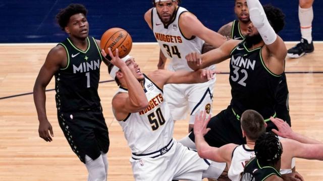 Denver se adue�� del juego con Jokic como figura