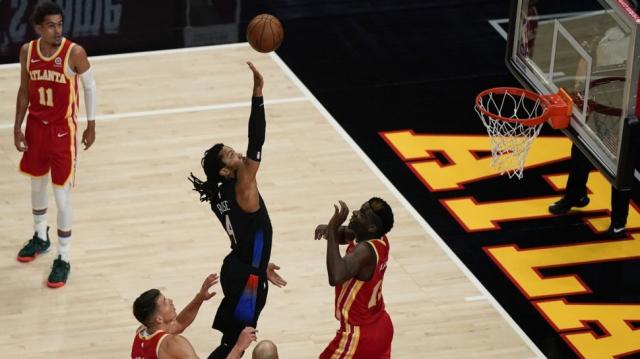 Atlanta pas� al frente con un duro juego f�sico