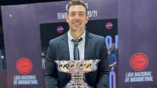 Comu y Pe�arol renuevan su banca