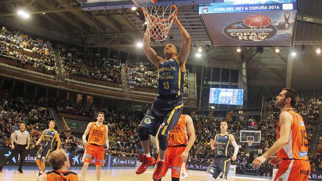 La marea amarilla remonta al l�der