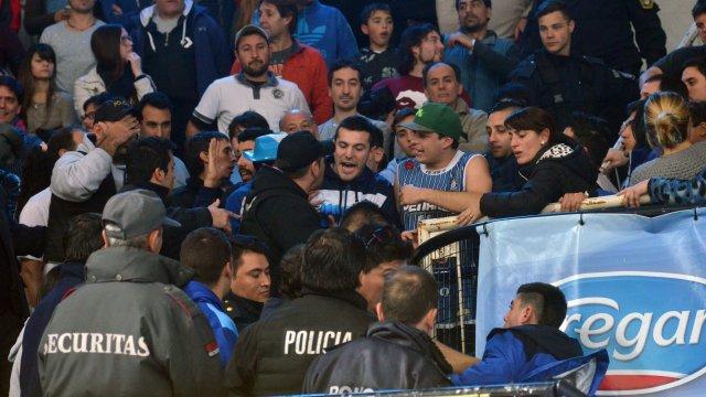 Disturbios y represi�n  al final del partido