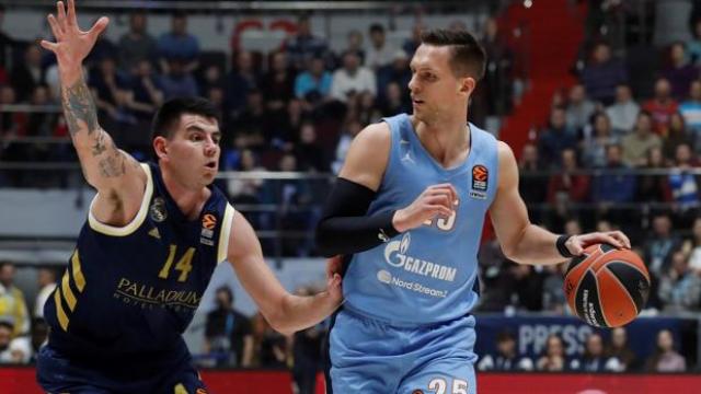 Se meti� en el podio