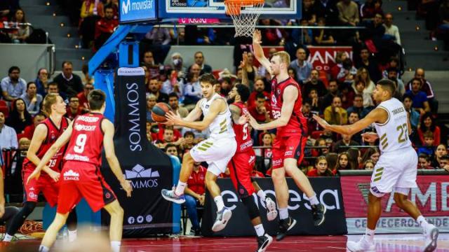 Zaragoza sue�a en grande, Barcelona bien arriba