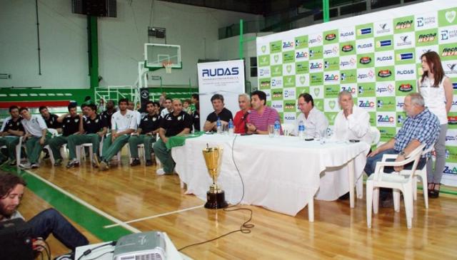 Estudiantes present� oficialmente a su equipo