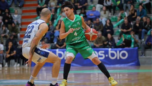 Atenas gan� un partidazo y lucha por quedarse