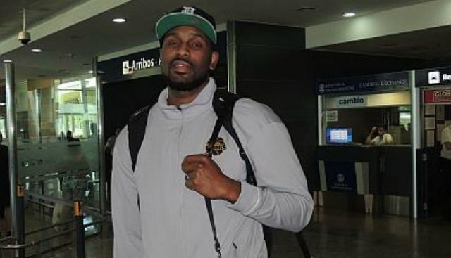 Lleg� Ryvon Covile a Atenas