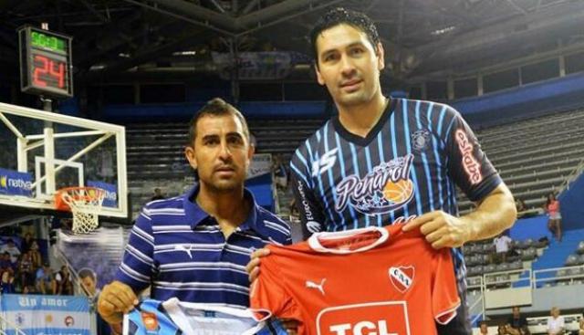 Homenaje y encuentro entre Pe�arol e Independiente