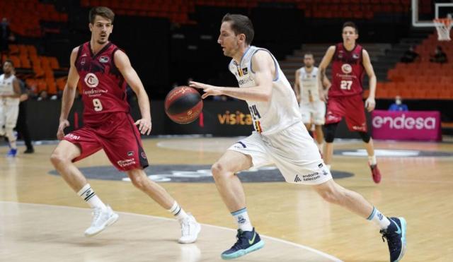 Nada por aqu�, nada por all�