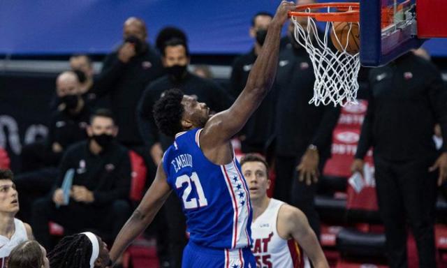 Joel Embiid fue h�roe de los Sixers