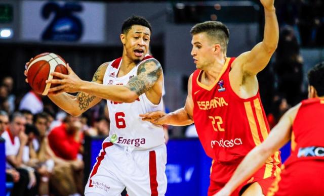 Espa�a recibi� una goleada e Italia lidera en su grupo