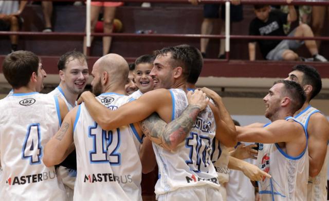 Racing se escapa, Z�rate sube