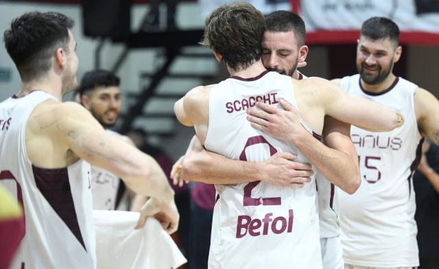 Lan�s cerr� la serie, Viedma domin� de local