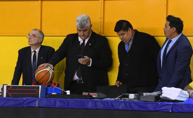 Nada por aqu�, nada por all�